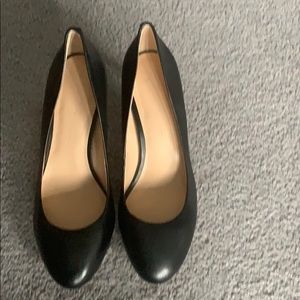 Banana Republic round toe black pump